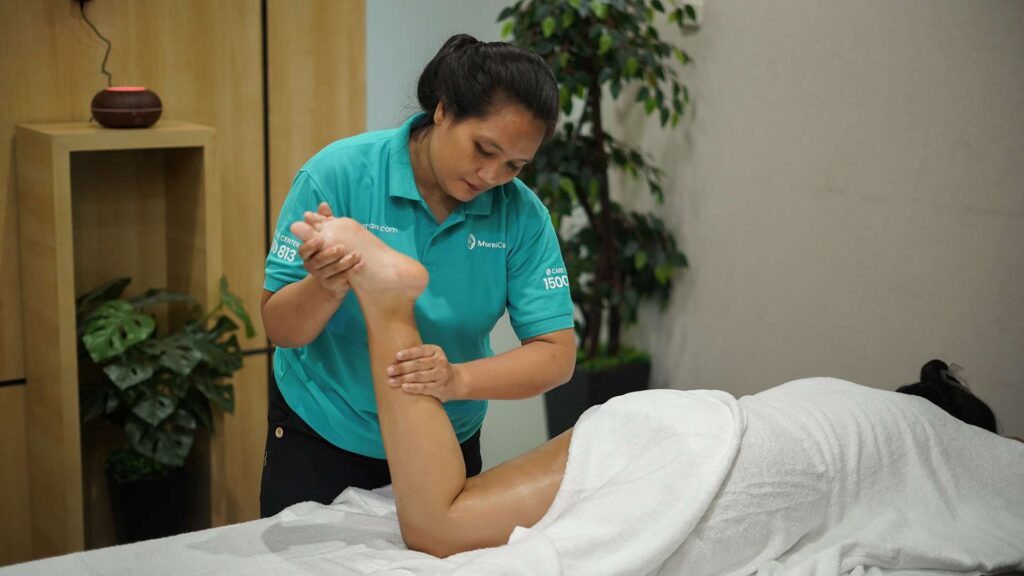 Seorang pekerja kantoran tertidur di meja kerja karena kelelahan setelah aktivitas padat seharian. Kondisi ini menggambarkan pentingnya Body Recovery pekerja kantoran untuk membantu tubuh kembali rileks dan menjaga produktivitas.