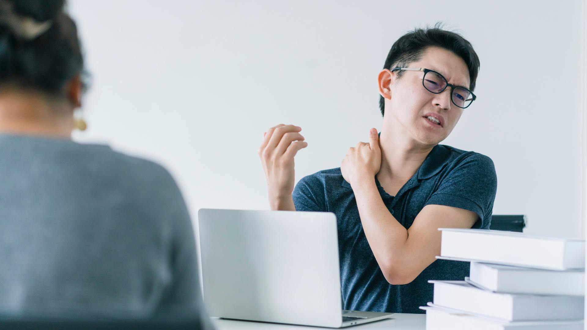Pekerja kantoran merasa pegal-pegal badan karena stress dan kurang gerak.