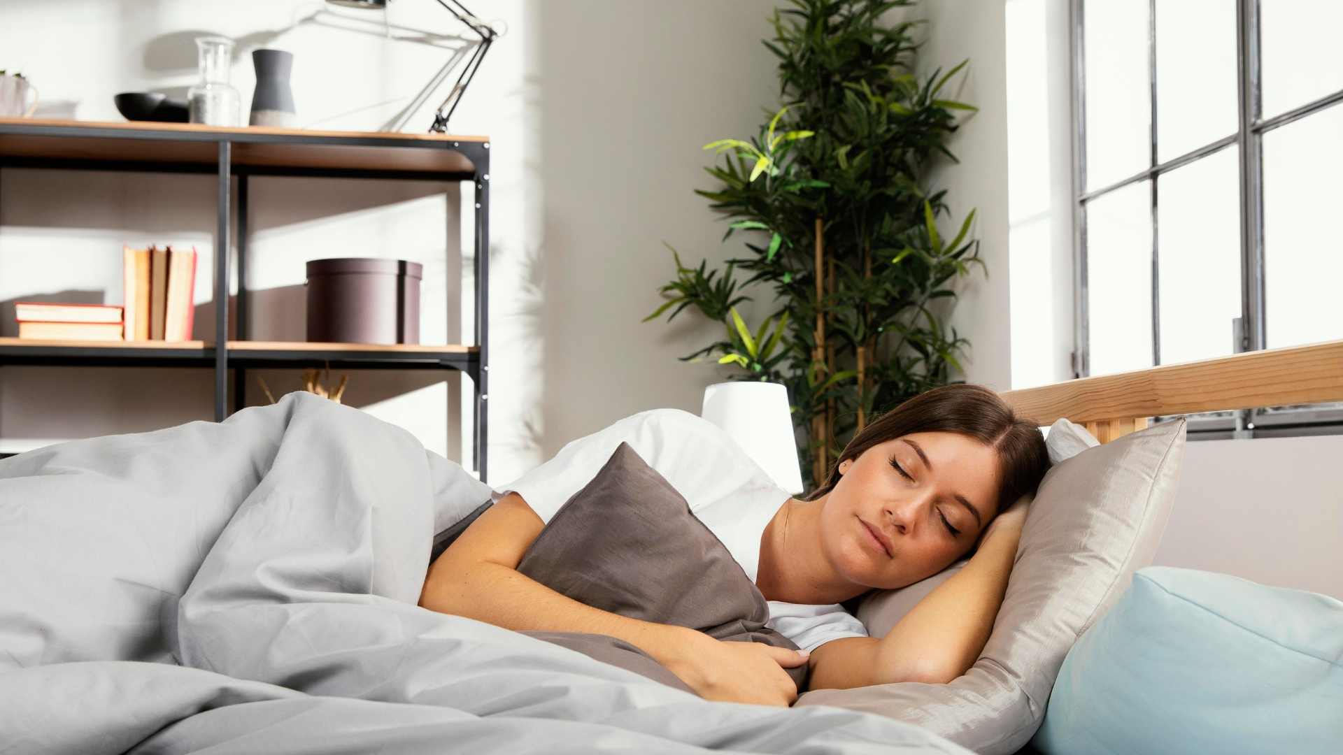 Wanita tidur nyenyak di tempat tidur sebagai tanda tubuh butuh istirahat.
