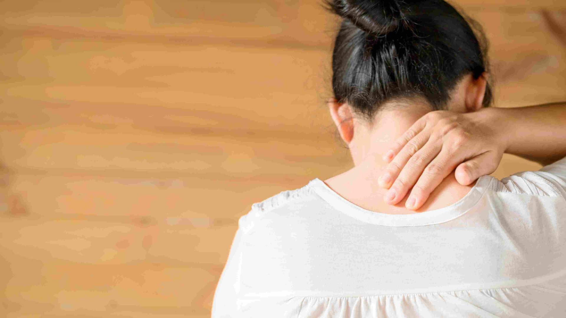 Kapan tidak boleh pijat? Kenali kondisi nyeri leher sebelum menjalani body massage atau reflexology.