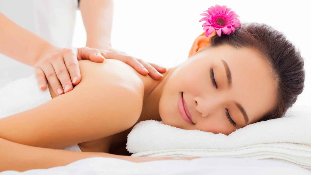 Terapis memberikan pijatan pada tubuh wanita saat treatment body massage 60 atau 90 menit.